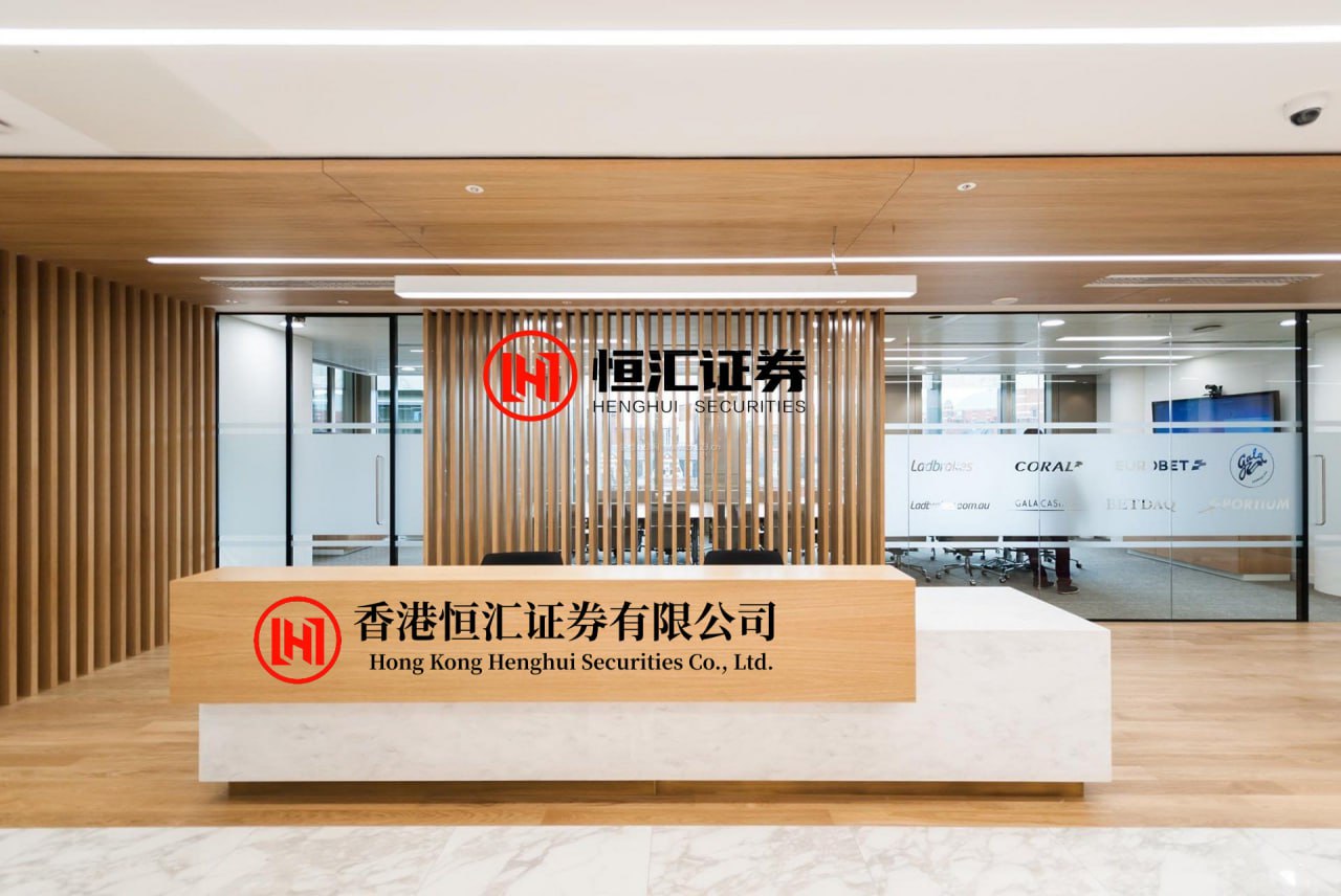 股票杠杆多少倍APP下载 连续多日的“流浪太阳”终于归位，而月湖公园正把这束光酿成了诗！️午后踏进月湖公园，像跌进一片流动的金箔海。西北风还在柳枝间呜咽，可只要站进园子里那片光斑里，连呼吸都浸着蜜甜。阴云退散后，月湖的水面把蓝天揉碎成粼粼波光，岸边的花攒着光绽放——哪是赏花？分明是在月湖公园借光续命啊！...